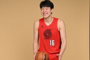 杨瀚森：利拉德和霍勒迪都很和蔼 教了我很多 新赛季不紧张图片
